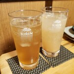 Minamikashiwa Shunno Sengyo To Shiki No Jizake Sushi No Isoichi - 梅酒炭酸割り、完熟桃酒炭酸割り