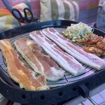 韓国料理 サムギョプサルとフライドチキン スリスリマスリ - 