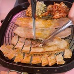 韓国料理 サムギョプサルとフライドチキン スリスリマスリ - 