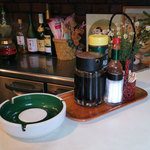 洋食 ラッキー - いかにも洋食店という懐かしさを感じる調味料類