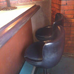 洋食 ラッキー - 年季の入った椅子