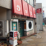 赤いテントがものすごく目立ってます。