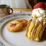 ケーキハウス・フクヤ - ミルフィーユ（400円）、桜のクッキー（2枚で210円）、まいねお気に入りのINDO CAFE（インスタントコーヒー）とともに