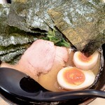 三代目 麺家 あくた川 - 料理写真:ラーメン　並ですが…トッピングサービス♡＼(^o^)／