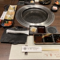 近江牛専門店 万葉 まえだ亭 - バラエティ豊富なタレと薬味