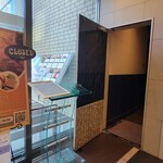 ロティスリー レイ - 入り口ちょっとわかりにくいかも。