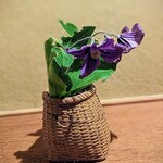 お約束で撮る、待合のお花。お二人きりで切り盛りする中、どれだけお忙しいことか、と思ってしまいます。古い本を読み返してみましたが、70歳は超えられた計算になりました。