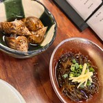 炭火焼鳥 大笑 - お通し(バイ貝うま煮、もずく酢)