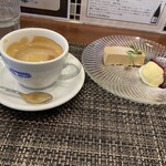 ビストロ モンシュシュ - 紅茶のパンナコッタ　バニラアイス（ベリーソース掛け）