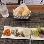 ビストロ モンシュシュ - ブリのカルパッチョ　スペイン風オムレツ　タコのマリネ等