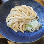 247205893 - 【2024.5.18(土)】お昼のセット（肉つけ汁うどん（270g）＋ソースカツ丼＋お新香）1,200円の麺