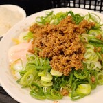 竜胆 - ①汁無し担々麺【3辛】&②温玉、③白ご飯(税込700円)
            トッピングは肉味噌、刻み青葱、温玉
            麺は緩くウェーブした細麺で硬くも軟らかくもない適度な茹で具合
            タレは醤油ベースで粘度は低くサラサラ系