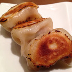 中華料理 翡翠園 - 水餃子で使う肉厚な餃子を焼き餃子にしている。適度な焦げ目が良い塩梅で、うまい。