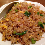 ニンニクの葉を使った醤油炒飯。ご飯が新米で炒めているから、おこわのような物凄い弾力感。美味しかった…