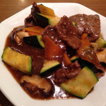 中華料理 翡翠園 - 牛肉と野菜の炒め物。胡瓜やナスみたいに見えるのはルッコラ。