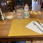Osteria La Perla Ai Bisatei - お水はペットボトルから注ぐスタイル