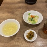 Shisen Shaochi Unra Fan - すぐに供されるスープと野菜小皿に搾菜