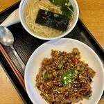 Shanhai Saikan - ガーリック黒チャーハン1280円に半ラーメンサービス