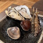 地酒と貝料理 海鮮浜焼き 浜や - 焼きの牡蠣・蛤・エビ