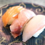 回転寿司 魚どんや - ・地魚三昧 600円/税込
(桜マス、天然カンパチ、オナガダイ)