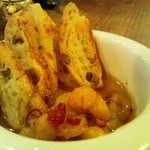 エガサン - 小エビのアヒージョ　辛いバケット付