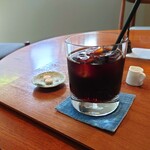 ゼンカフェ - アイスコーヒー、お茶請けは菊寿糖