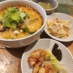 Blue Papaya THAILAND - ランチ トムヤムフォー1200円 おかず食べ放題 トムヤムクンが甘い酸っぱい辛さ控えめで美味しかったです。おかずはヤムウンセン、野菜炒め、からあげ、スープ。どれも美味しい。お昼時は混んでます。