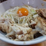 麺処 マゼル - 食べたのは【醤油】肉増しまぜそば1,100円で、コールはニンニク・チーズ無し、ヤサイ・アブラ普通、味は濃いめ。濃いめタレは中太ストレート麺にからんで旨かったです！