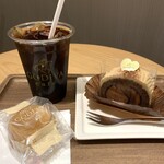 Godiva Café - ショコラと笠間栗のロールケーキ748円➕アイスコーヒー 350円➕ドームバームクーヘン ミルクティー 432円