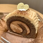 ゴディバカフェ - ショコラと笠間栗のロールケーキ 748円