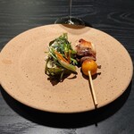 SAMRUB SAMRUB THAI - バナナ花の蒸しカレー、田んぼのハーブ、焼きマリネ鶏