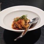 SAMRUB SAMRUB THAI - 鱸のキャラメリゼ、トマト、からし菜のピクルス