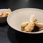 SAMRUB SAMRUB THAI - 焼き米、チリレリッシュ、豚ひき肉と茄子、竹の子、茸、スタッフドハチドリ花