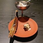 SAMRUB SAMRUB THAI - 天日干しバナナのグリルケーキ、焦げたパンダナスのプリン、ライチの氷のチューブ
