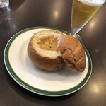 新宿中村屋 オリーブハウス ダイニング - ◎ベニズワイ蟹のクリームパンシチュー　メニューの写真より貧相に見えるがシチューとパンも美味しかった。パンの焼き目も見た目いまいちだか美味い。届いたタイミングもよくアテに最適