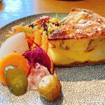 MAISON INCO - オードブル盛り合わせとベーコンポテトキッシュ