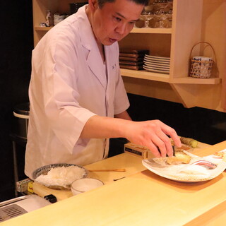 點綴著季節的珍品，以及充分發揮廚師長精心制作的江戶前壽司