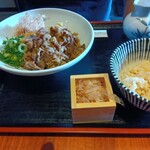 Tenni Noboru Udon Dainingu - 鰹節ご飯付きでした!ご飯はお出汁で炊いてある!お醤油なくても、しみじみ旨味が…