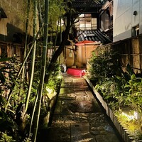 神楽家 - 暖簾をくぐり、家屋までの石畳