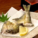 どぜう・四季料理 やぶや - 鮎姿揚げ（¥680税込）
      これがまた絶品！
      鮎を開きにして干したあと素揚げするから、頭から尻尾まで骨ごと美味しく頂けます♪…( ﾟДﾟ)ｳﾝﾏ!!