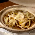 どぜう・四季料理 やぶや - 丸どぜう鍋（¥1,200税込）
      どじょうのほか牛蒡とネギ、なんといってもそのお出汁！どじょうや牛蒡から出る滋味溢れる旨みで、とても鰹出汁だけとは思えない！