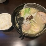 Yakitori Tsuki - 鶏白湯半玉ラーメン 小ライス