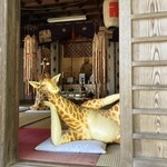 清水屋 - 店手前のキリンさん①