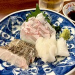 どぜう・四季料理 やぶや - お刺身三点盛り（値段不明）
      ハタ、コウイカ、炙りタチです。どれも絶品♪
      なかでも驚いたのは飾り包丁の入ったコウイカ！ただの刺身とは味まで変わるんです♪(ﾟдﾟ)ｳﾏｰ!!!