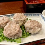 どぜう・四季料理 やぶや - 肉シュウマイ（¥680税込）
      これまたスゴイ！大将が目の前で餡を皮に包んで蒸してくれます♪その溢れ出る肉汁のジューシーさといったら！！