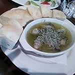 カネ保水産 - 牡蠣としらすのアヒージョ