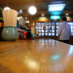 丸万寿司本店 - 寿司屋らしく、カウンターがデーーンと長いのだ。