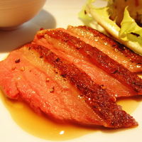レストランひらまつ 広尾 - クロワゼ鴨胸肉のローストとその腿肉のコンフィ　ナチュラルなジュ・ソース　ピスタチオと木苺のアクセント