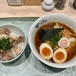Raxamenhanamoegi - ・特製醤油らぁ麺(1380円)
                        ・おいしい豚炙り焼き丼(400円)
