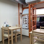 韓国料理 サラン - 入ってすぐのテーブル席